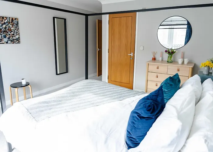 Modern Apartment Near Old Town With Parking