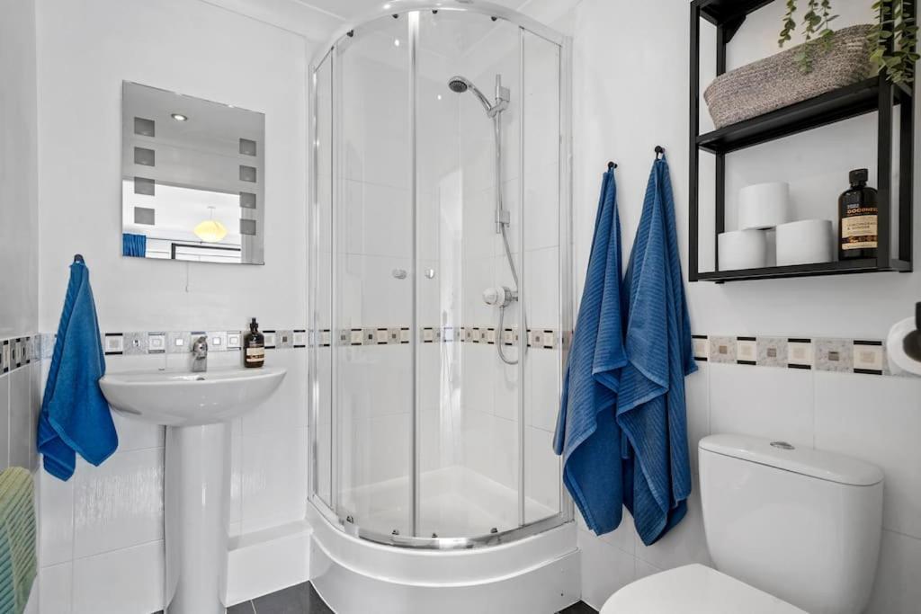 Modern Near Old Town With Parking *