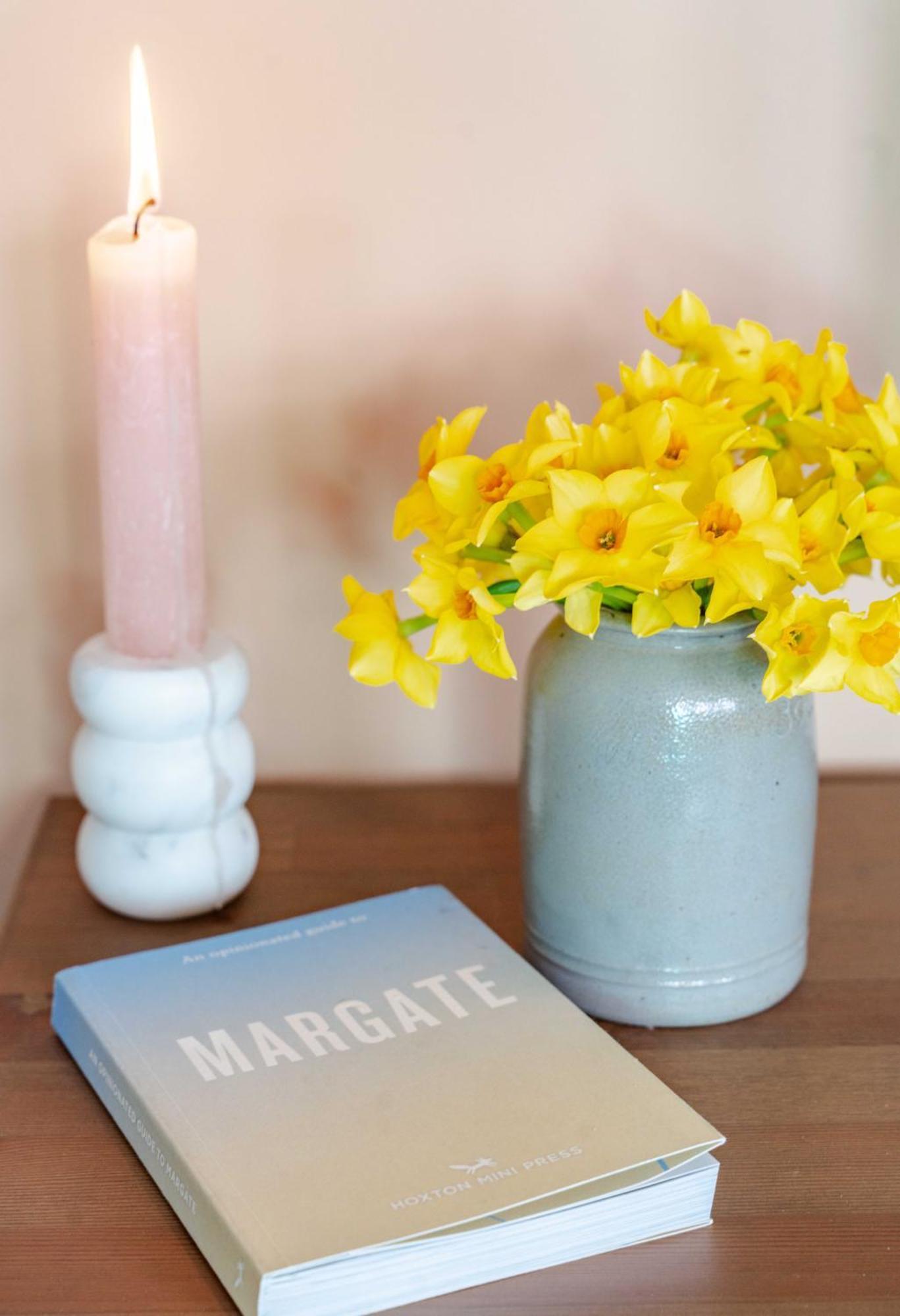 Modern Near Old Town With Parking Apartment Margate